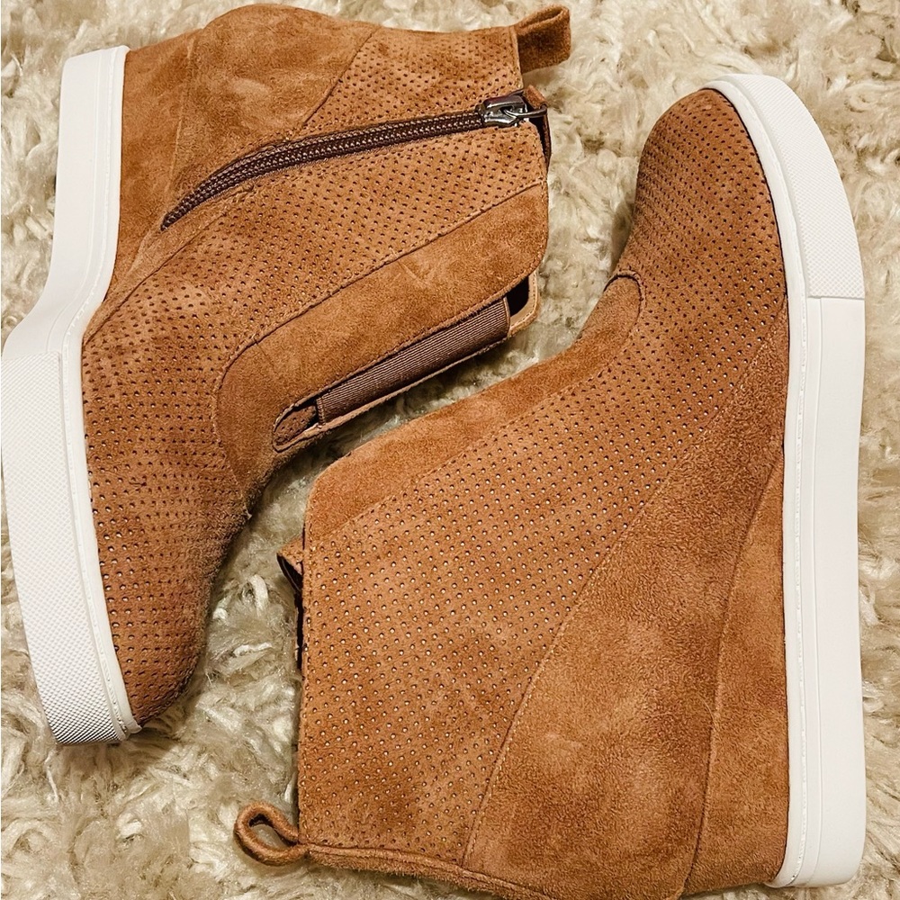 NWOT Linea Paolo side zip ankle bootie